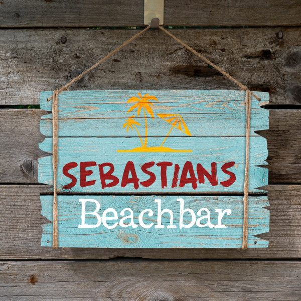 blaues Holzschild mit Aufdruck Beachbar Palme und Namen Sebastian